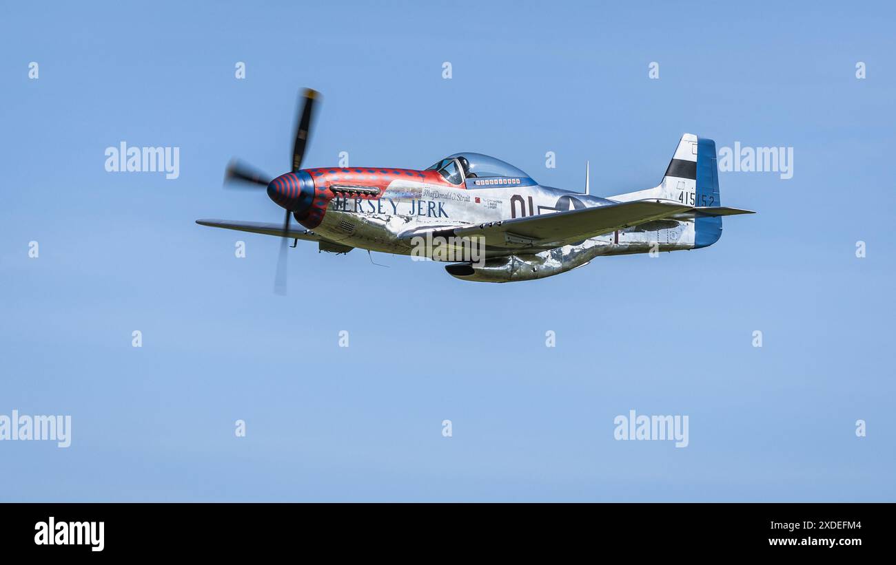 1944 North American P-51D Mustang 'Jersey Jerk' aéroporté au salon aéronautique militaire tenu à Shuttleworth le 2 juin 2024. Banque D'Images