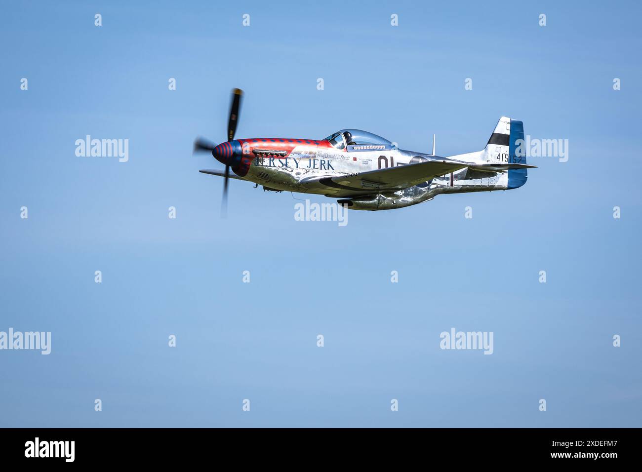 1944 North American P-51D Mustang 'Jersey Jerk' aéroporté au salon aéronautique militaire tenu à Shuttleworth le 2 juin 2024. Banque D'Images