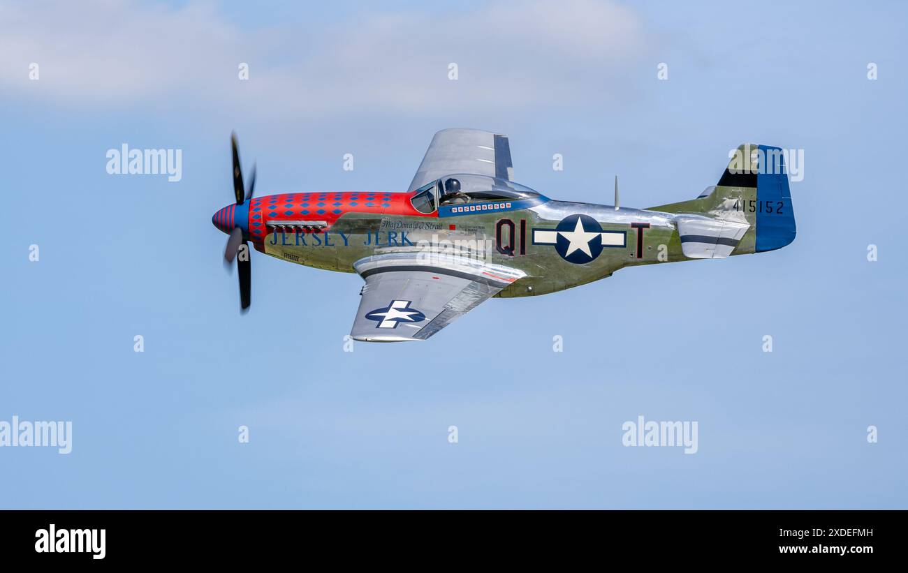 1944 North American P-51D Mustang 'Jersey Jerk' aéroporté au salon aéronautique militaire tenu à Shuttleworth le 2 juin 2024. Banque D'Images