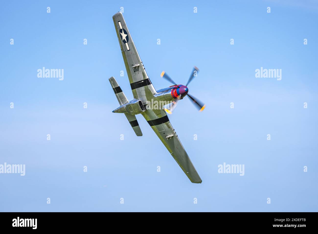 1944 North American P-51D Mustang 'Jersey Jerk' aéroporté au salon aéronautique militaire tenu à Shuttleworth le 2 juin 2024. Banque D'Images