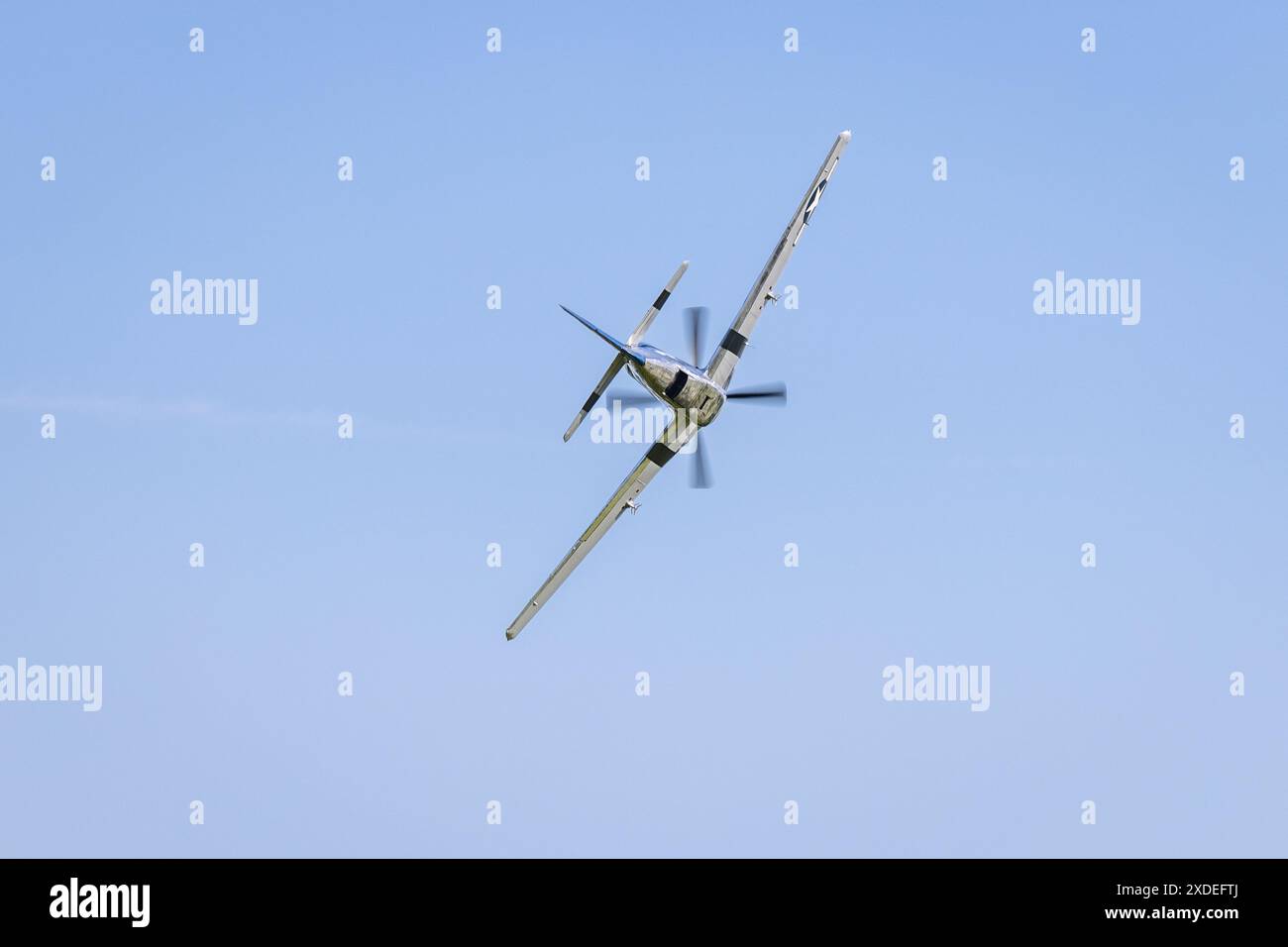 1944 North American P-51D Mustang 'Jersey Jerk' aéroporté au salon aéronautique militaire tenu à Shuttleworth le 2 juin 2024. Banque D'Images