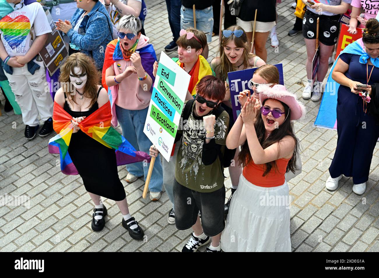 Édimbourg, Écosse, Royaume-Uni. 22 juin 2024. Rassemblement devant le parlement écossais avant la marche annuelle de la fierté, une marche du Parlement écossais Holyrood au campus EUSA de l'Université d'Édimbourg, célébrant la diversité et la communauté LGBTQI+. Rassemblement de foule à Holyrood. Crédit : Craig Brown/Alamy Live News Banque D'Images