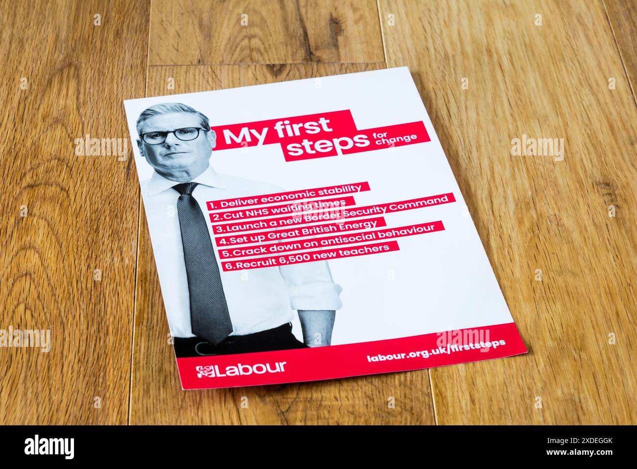 Un dépliant de campagne du Parti travailliste pour les élections générales britanniques de 2024. Banque D'Images