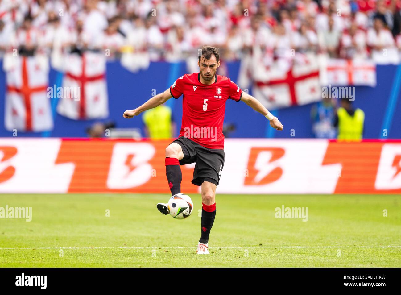 Hambourg, Allemagne. 22 juin 2024. Solomon Kverkvelia (5 ans), de Géorgie, vu lors du match de l'UEFA Euro 2024 dans le Groupe B entre la Géorgie et la Tchéquie au Volksparkstadion à Hambourg. Crédit : Gonzales photo/Alamy Live News Banque D'Images