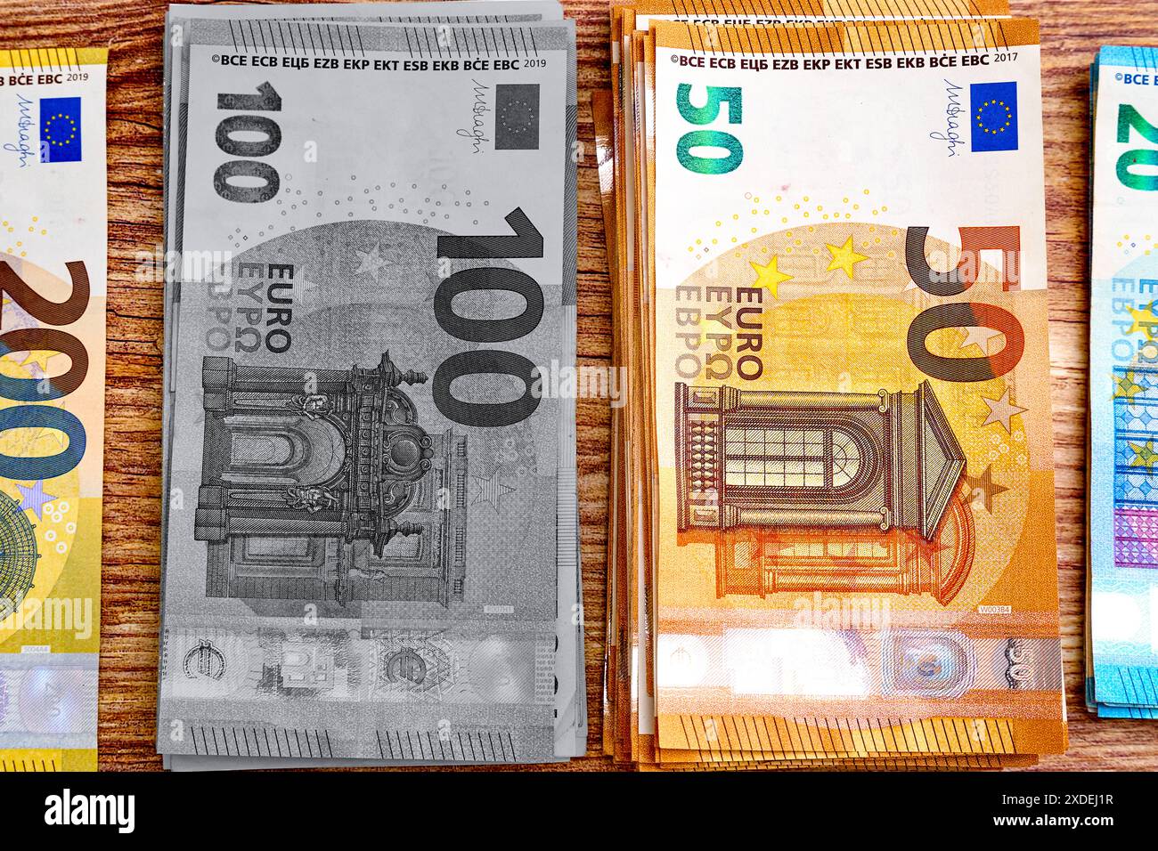 Allemagne - 22 juin 2024 : plusieurs liasses de billets en euros de différentes coupures 50, 100, 200 euros. Il symbolise l'argent noir et les pratiques financières clandestines illégales telles que le blanchiment d'argent, l'évasion fiscale et l'économie souterraine. Les billets représentent des revenus non imposés et des crimes financiers. PHOTOMONTAGE *** mehrere Bündel von Eurobanknoten in verschiedenen Nennwerten 50, 100, 200 Euro. Es symbolisiert Schwarzgeld und illegale geheime Finanzpraktiken wie Geldwäsche, Steuerhinterziehung und Schattenwirtschaft. Die Banknoten repräsentieren unversteuertes Einkommen und finanzielle Vergehen. FOT Banque D'Images