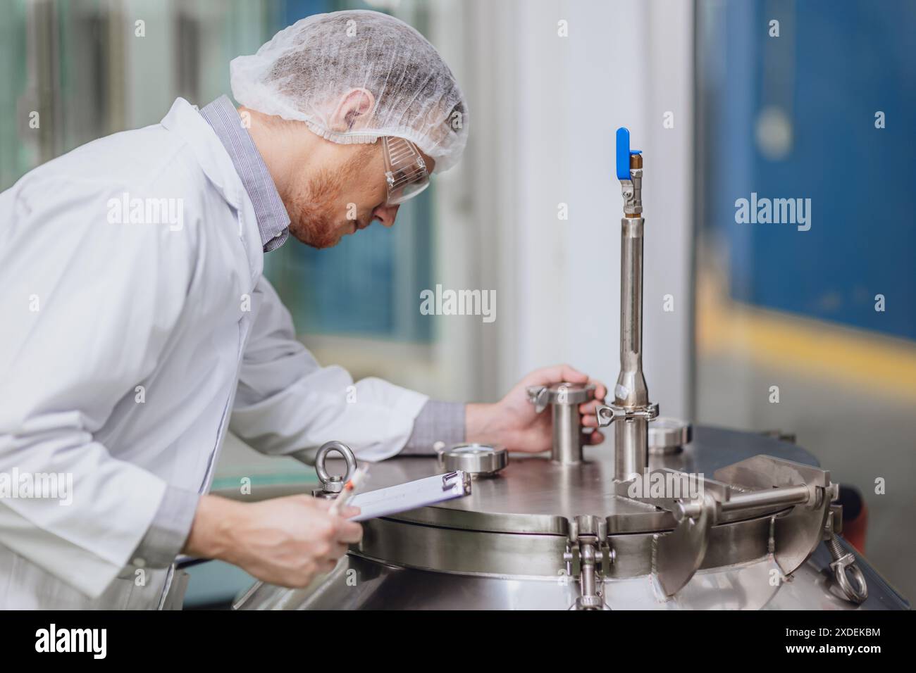 Personnel scientifique travaillant avec des équipements dans Science Lab. Personnel d'usine médicale. Processus des usines pharmaceutiques. Banque D'Images
