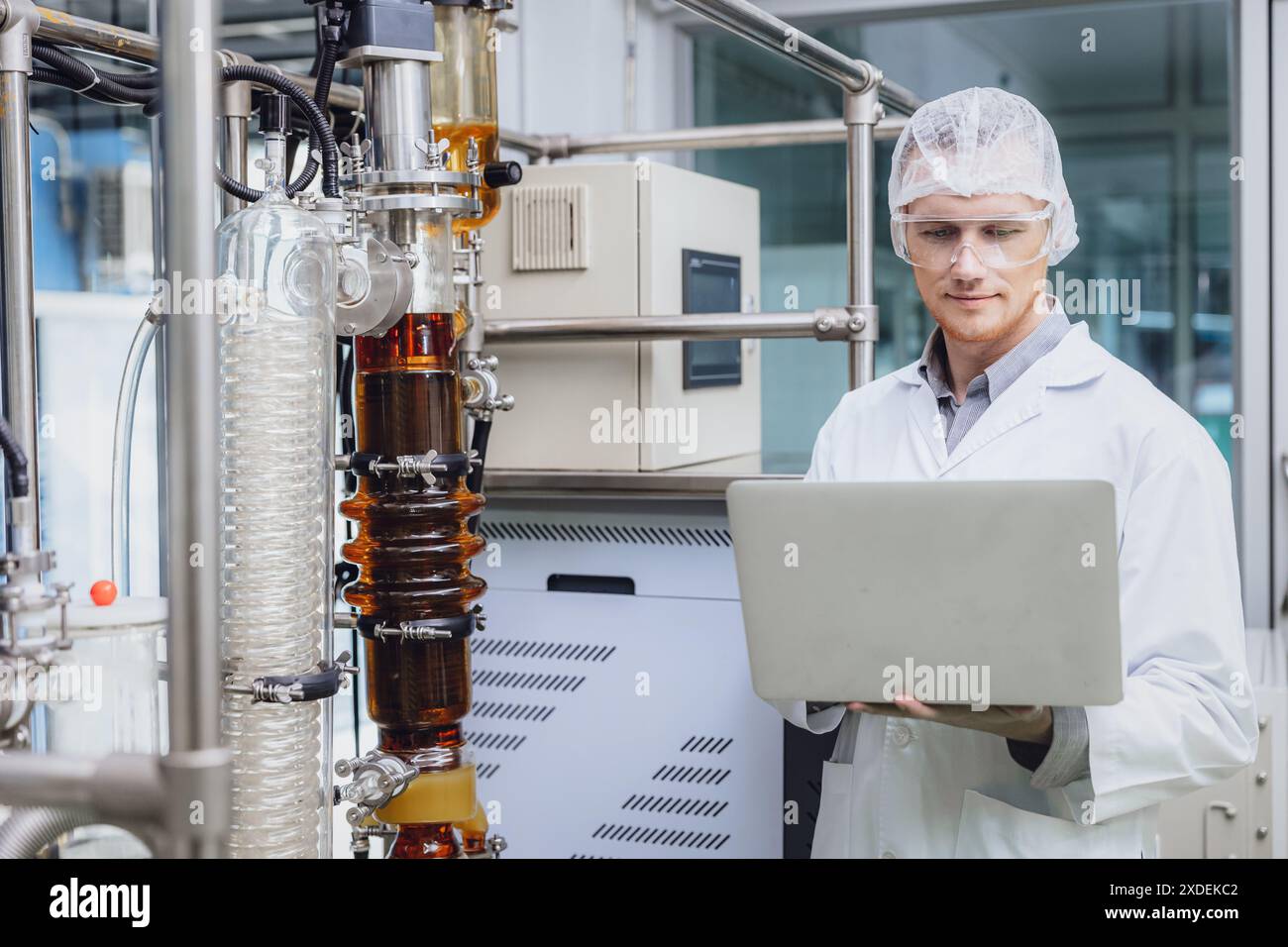 Scientifique travaillant avec des équipements dans Science Lab. Personnel d'usine médicale extraction d'huile de cannabis CBD. Usine de distillation de film mince d'huile de chanvre processus. Banque D'Images
