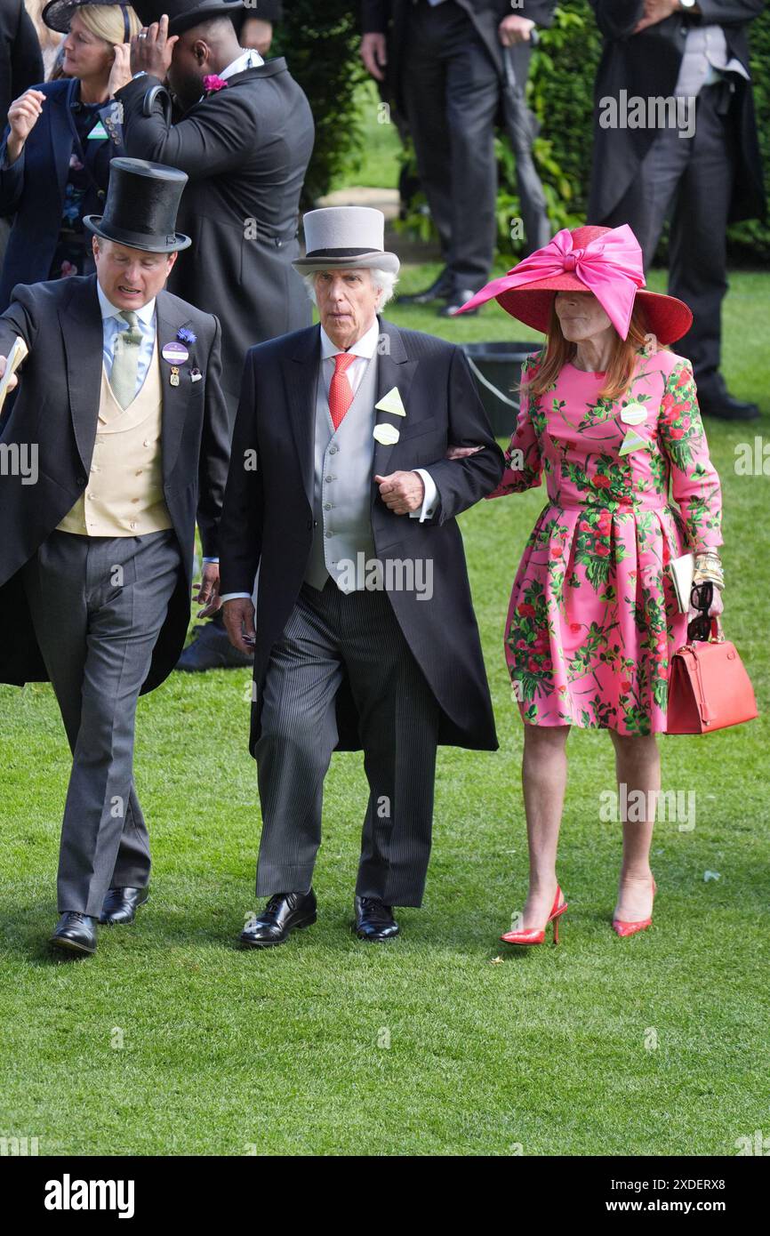 L'acteur et réalisateur AMÉRICAIN, Henry Winkler (au centre) et son épouse Stacey Weitzman, pendant le cinquième jour du Royal Ascot à l'hippodrome d'Ascot, Berkshire. Date de la photo : samedi 22 juin 2024. Banque D'Images