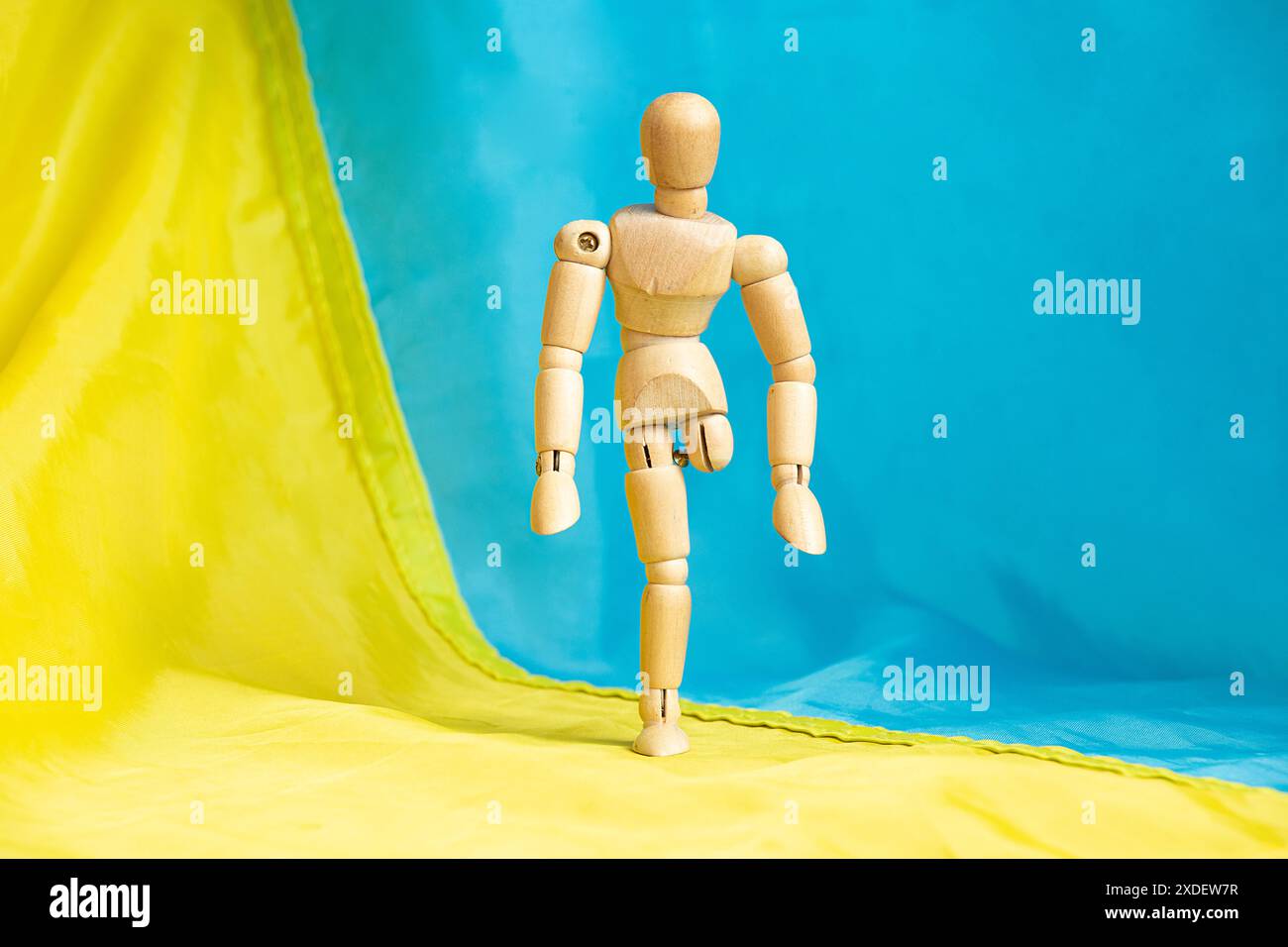 Un homme en bois sans jambe sur fond de drapeau ukrainien perdra sa jambe dans la guerre Banque D'Images