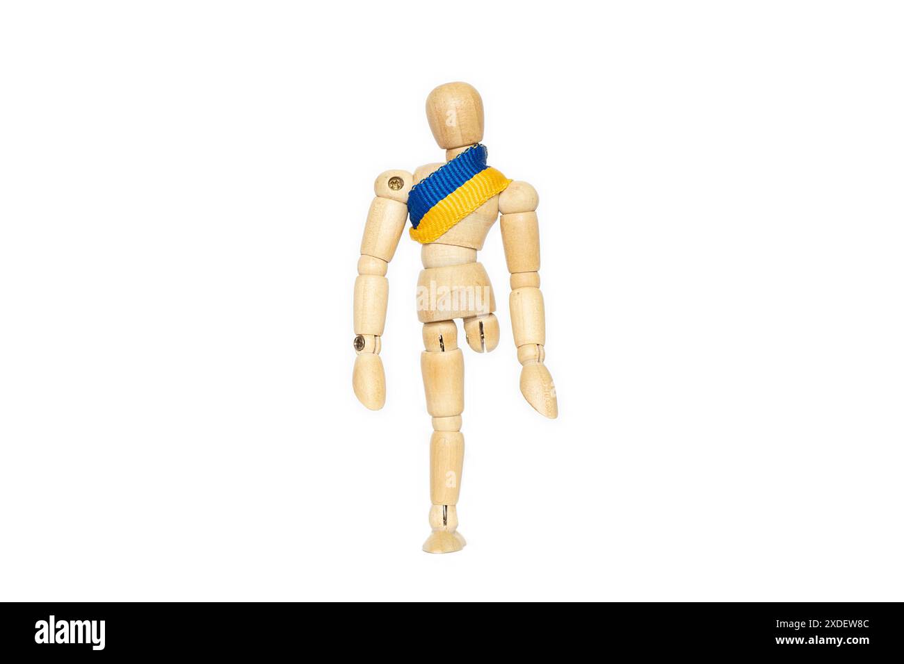 Un homme en bois sans jambe avec un drapeau ukrainien sur la poitrine perdra sa jambe dans la guerre en Ukraine Banque D'Images