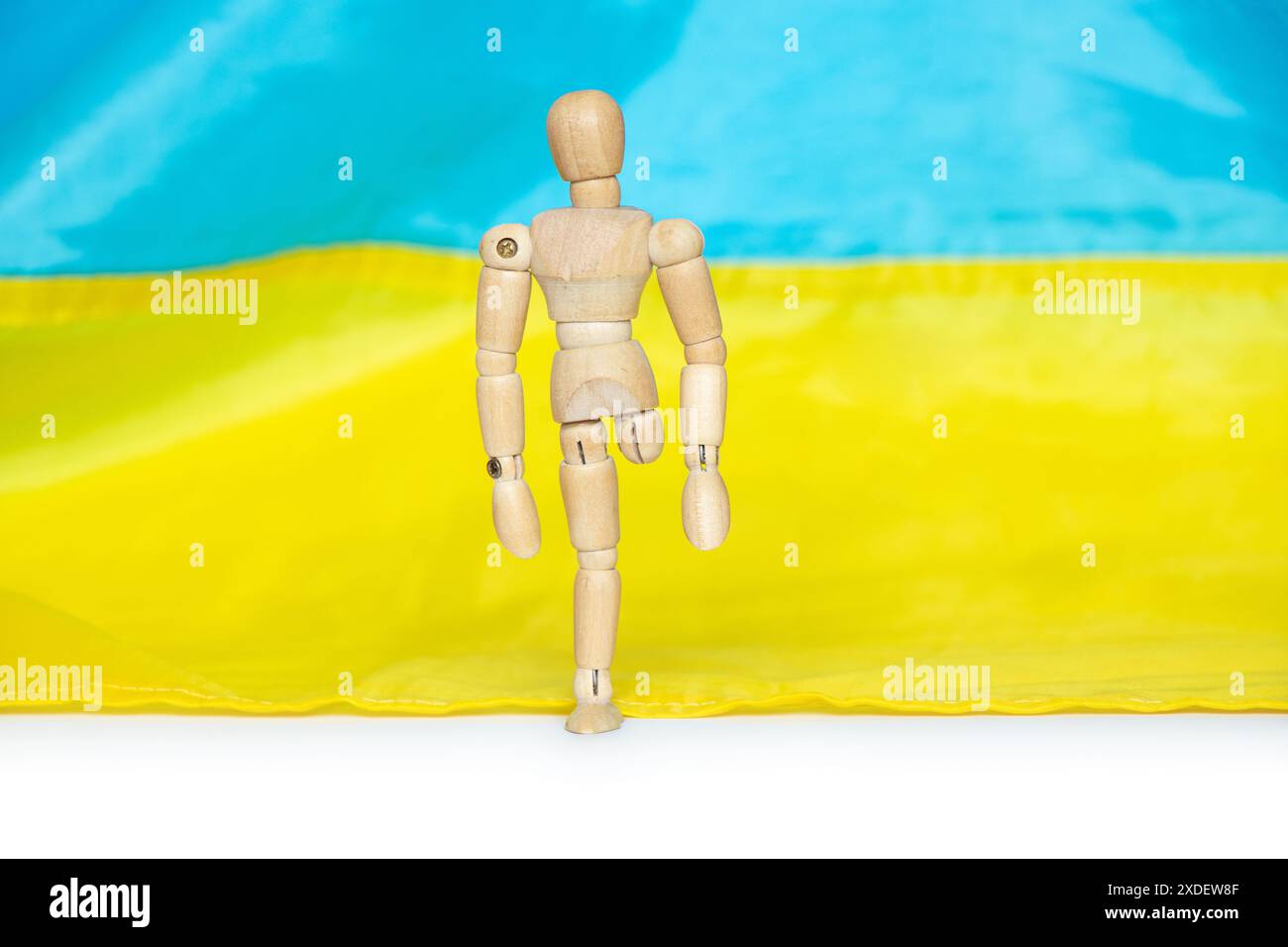 Un homme en bois sans jambe sur fond de drapeau ukrainien perdra sa jambe dans la guerre Banque D'Images