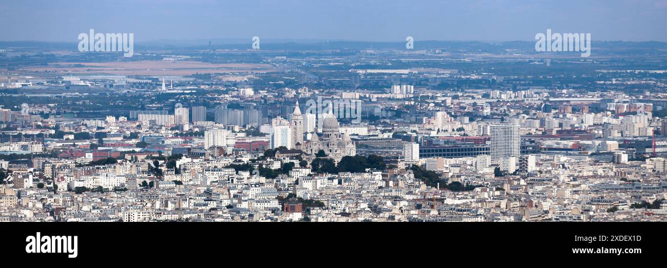 Vue aérienne de Paris avec au milieu, la Basilique du Sacré-coeur et en haut à gauche, le Bourget avec en exposition, Ariane IV et Ariane V. Banque D'Images