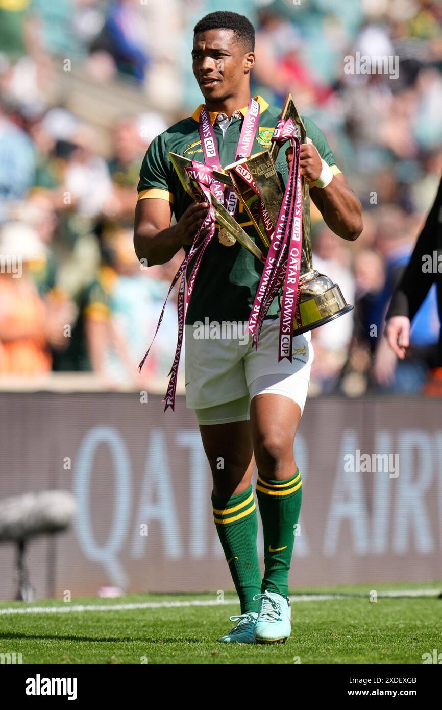 Twickenham Stadium, Londres, Royaume-Uni. 22 juin 2024. Qatar Airways Cup Rugby, Afrique du Sud contre le pays de Galles ; Grant Williams d'Afrique du Sud porte le trophée après le match Credit : action plus Sports/Alamy Live News Banque D'Images