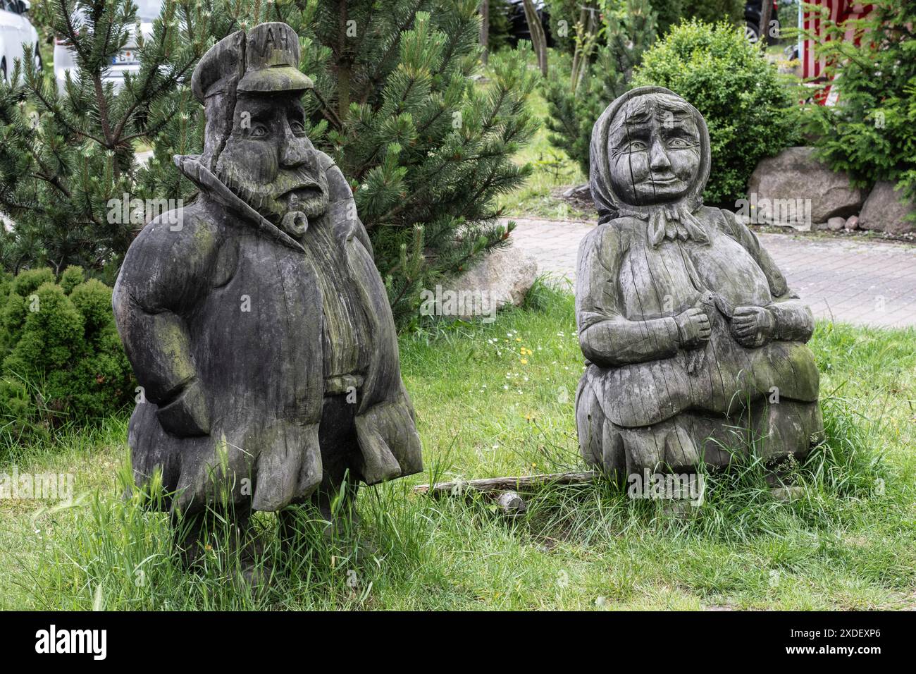 Sculpture en bois, marin et femme, Kuehlungsborn, Mecklembourg-Poméranie occidentale, Allemagne Banque D'Images