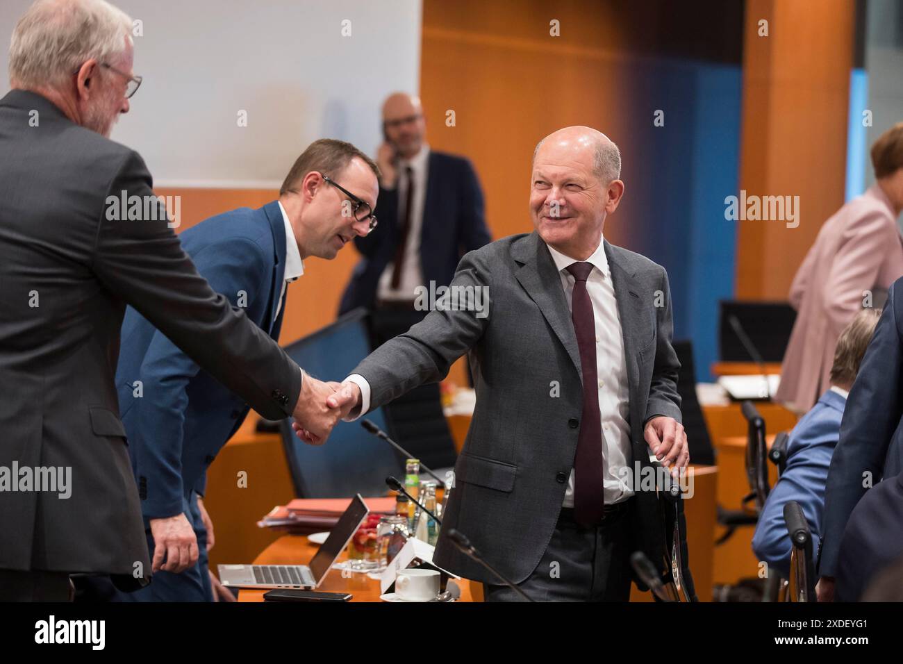 OLAF Scholz (chancelier fédéral, SPD) lors du discours de bienvenue devant les consultations à la Conférence des ministres présidents avec les chefs de Banque D'Images