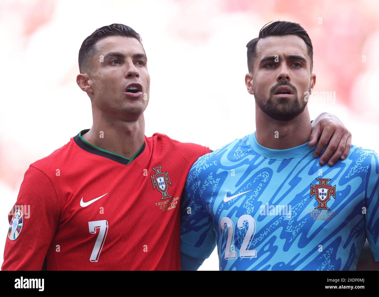 Dusseldorf, Allemagne. 21 juin 2024. Cristiano Ronaldo, du Portugal, chante son hymne national avec Diogo Costa, du Portugal, lors du match des Championnats d'Europe de l'UEFA à Dusseldorf Arena, Dusseldorf. Le crédit photo devrait se lire comme suit : David Klein/Sportimage crédit : Sportimage Ltd/Alamy Live News Banque D'Images