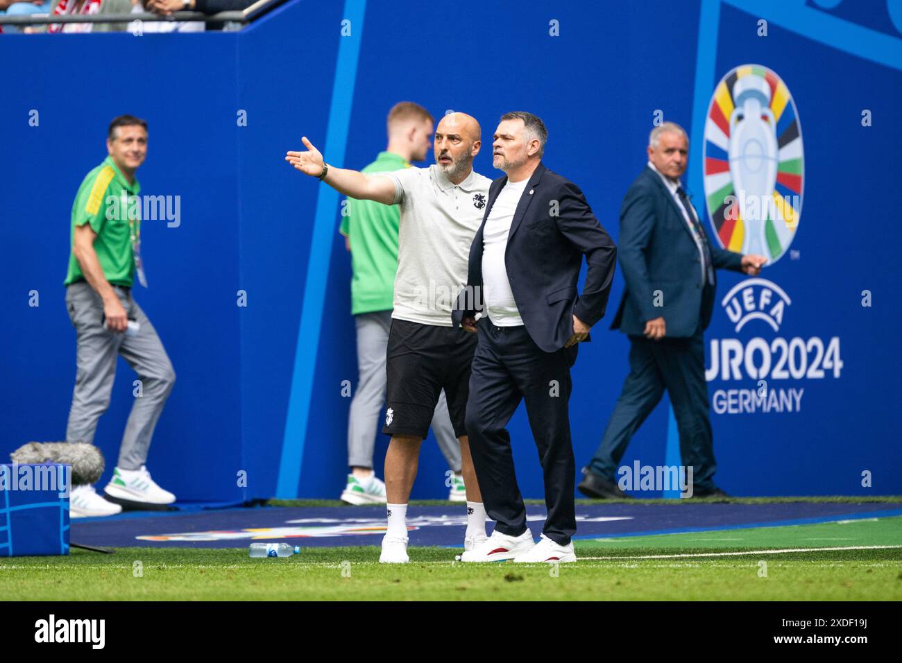 Hambourg, Allemagne. 22 juin 2024. L'entraîneur-chef de Géorgie Willy Sagnol a été vu avec son assistant Zurab Khizanishvili lors du match de l'UEFA Euro 2024 dans le groupe B entre la Géorgie et la Tchéquie au Volksparkstadion à Hambourg. Crédit : Gonzales photo/Alamy Live News Banque D'Images