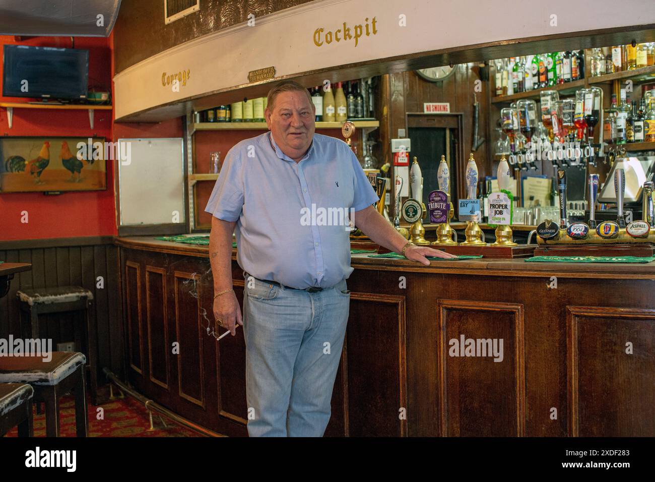 Dave Cook propriétaire du pub Cockpit St Andrew's Hill dans la ville de Londres Banque D'Images