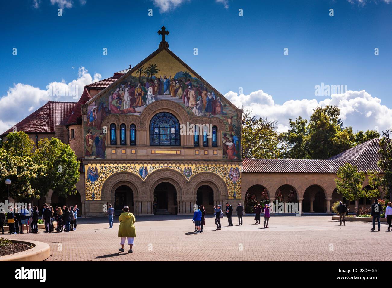 Stanford, Californie États-Unis - 22 mars 2017 : groupe d'étudiants potentiels en tournée universitaire par Memorial Church à l'Université de Stanford. Banque D'Images