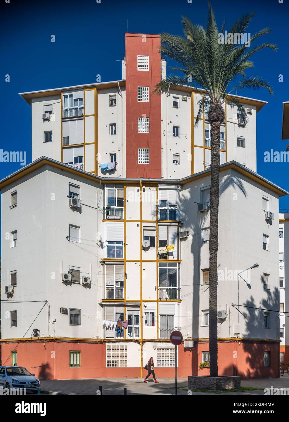 Les logements publics des années 1950 se trouvent dans El Tardón de Triana, un témoignage de l’histoire urbaine de Séville. Banque D'Images