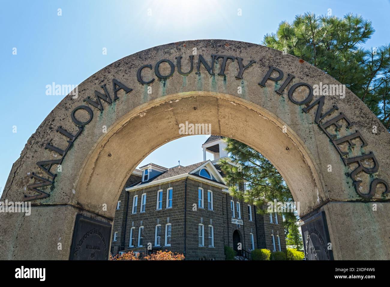 Le palais de justice du comté de Wallowa vu à travers l'arche commémorative sur le terrain à Enterprise, Oregon, États-Unis Banque D'Images