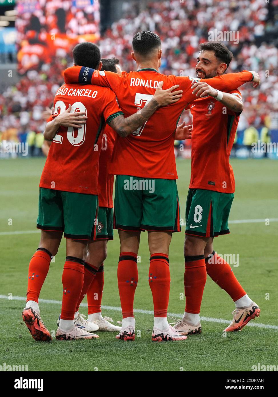 Bruno Fernandes (à droite) célèbre avoir marqué le troisième but de son équipe avec ses coéquipiers Joao Cancelo (à gauche) et Cristiano Ronaldo lors du match du Groupe F de l'UEFA Euro 2024 au stade BVB de Dortmund, en Allemagne. Date de la photo : samedi 22 juin 2024. Banque D'Images