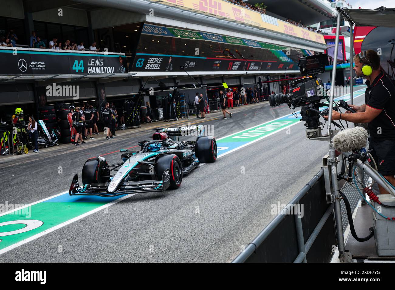 Barcelone, Espagne. 22 juin 2024. Le caméraman de télévision filme dans le pitlane lors de la formule 1 Aramco Gran Premio de Espana 2024, 10ème manche du Championnat du monde de formule 1 2024 du 21 au 23 juin 2024 sur le circuit de Barcelona-Catalunya, à Montmelo, Espagne Banque D'Images