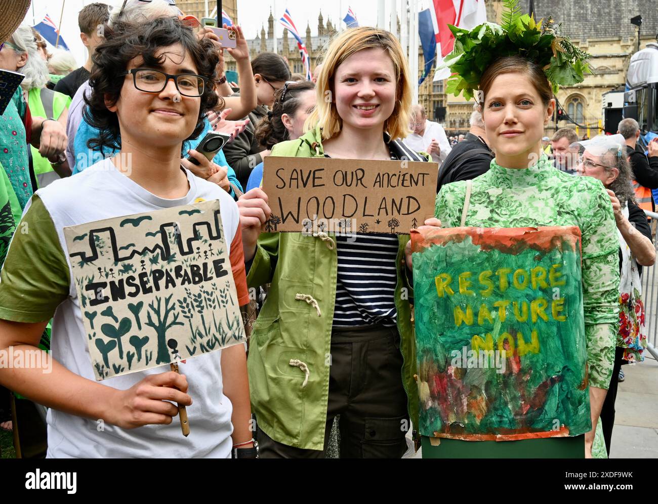 Londres, Royaume-Uni. 22 juin 2024. Max Moorcroft de City Sprout, Lucy Grabe-Watson de The Ancient Woodlands, Charity Wakefield de The Woodland Trust. Chris Packham a dirigé Restore nature Now March et Rally. Des organisations caritatives de premier plan, dont le RSPB et des militants comme extinction Rebelllion, ont défilé à travers Londres de Park Lane à Parliament Square pour exhorter tous les partis politiques à « restaurer la nature maintenant ». Crédit : michael melia/Alamy Live News Banque D'Images