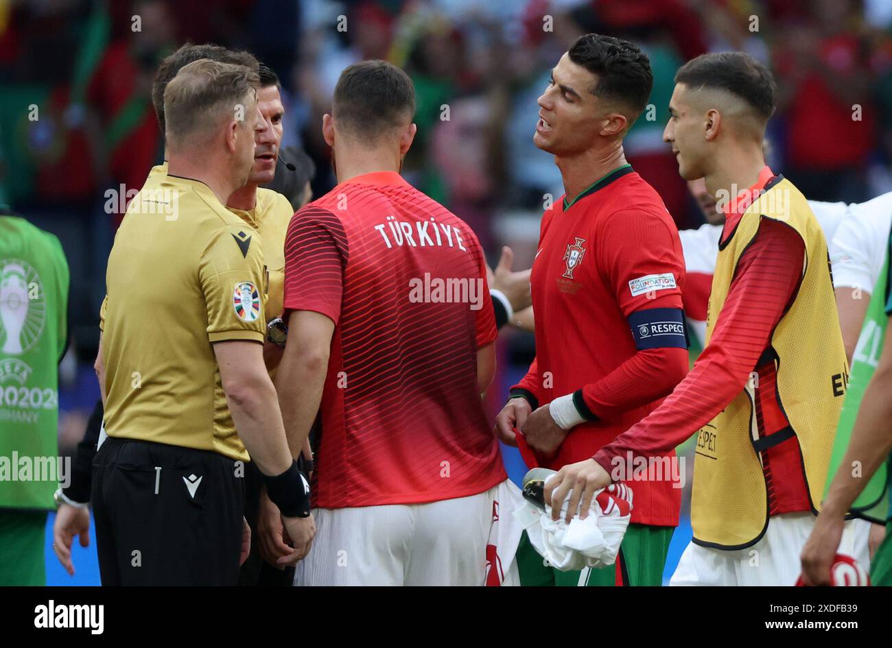 Dortmund, Allemagne. 22 juin 2024. Football, Championnat d'Europe, Turquie - Portugal, UEFA Euro 2024, tour préliminaire, groupe F, jour 2 du match, stade Dortmund, le portugais Cristiano Ronaldo en conversation avec les arbitres après le match. Credit : Friso Gentsch/dpa/Alamy Live News Banque D'Images