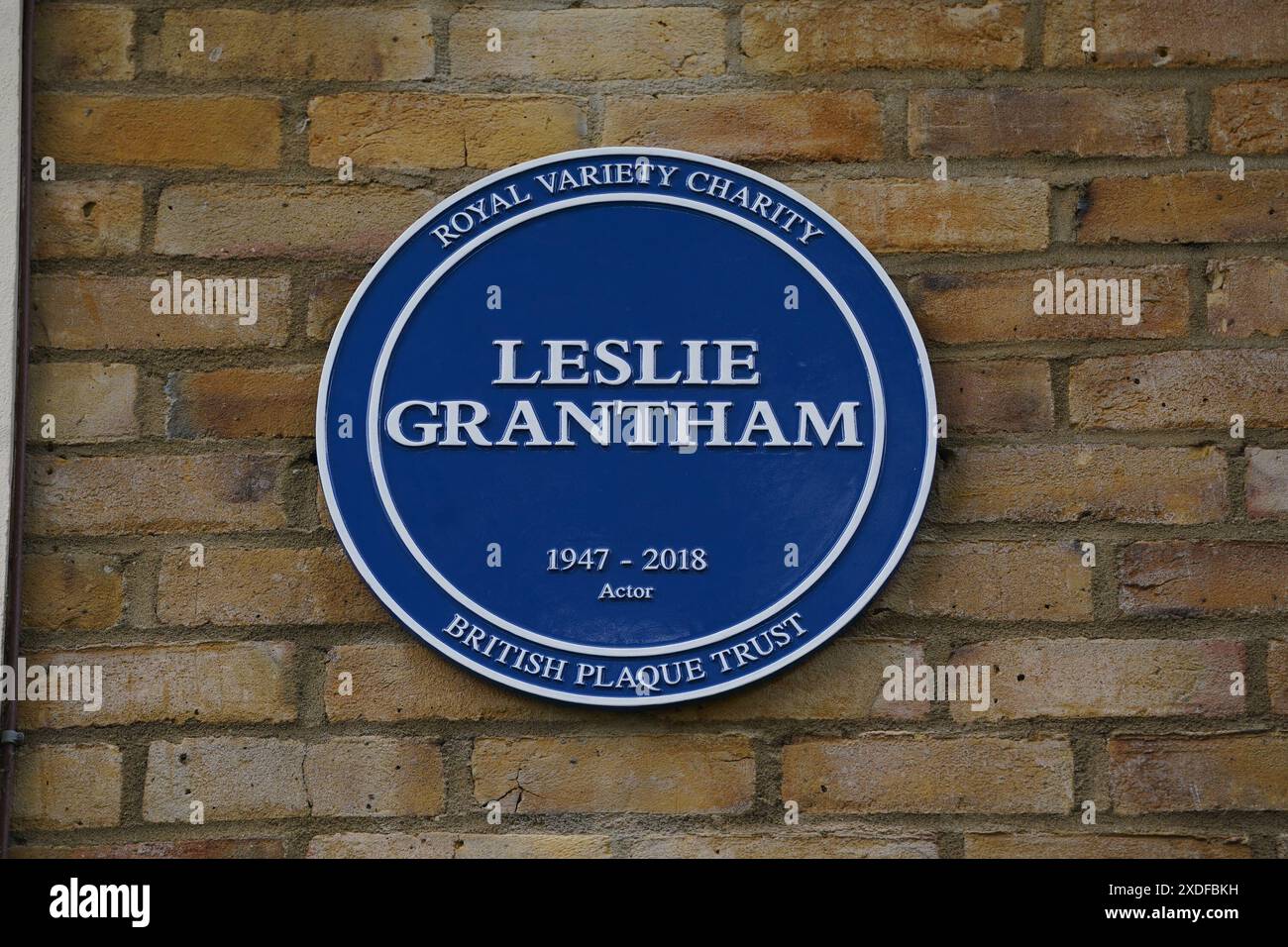 Une plaque bleue commémorant Leslie Grantham a été dévoilée au cours d'une cérémonie dans le domaine de la maison de soins résidentielle du Royal Variety Charity, Brinsworth House, à Twickenham. Date de la photo : samedi 22 juin 2024. Banque D'Images