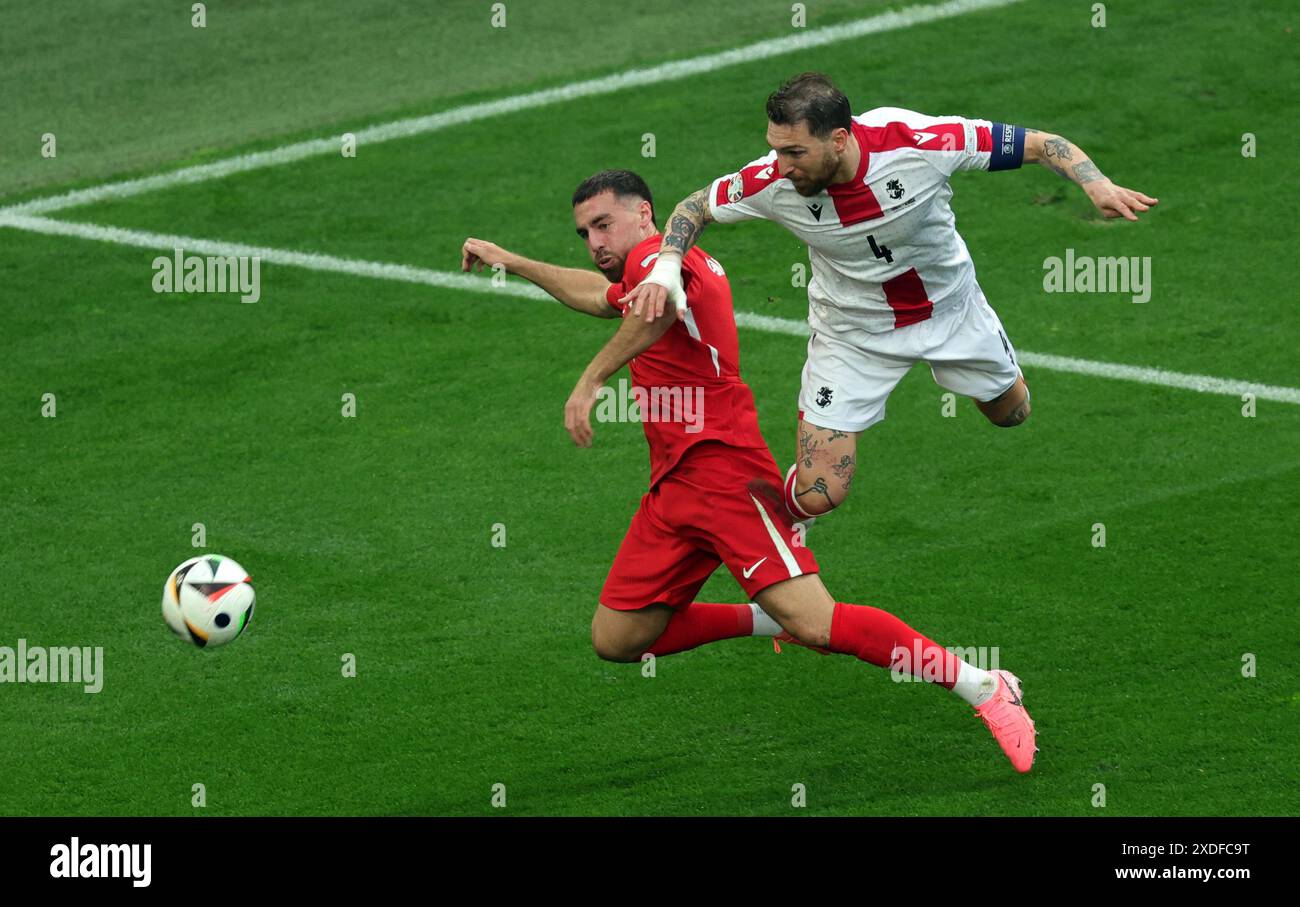 Orkun Kokcu de Turkiye , Guram Kashia de Géorgie UEFA EURO 2024 match en phase de groupes entre Turkiye et Géorgie au Dortmund Football Arena le 18 juin 2024 à Dortmund, Allemagne. Vorrundenspiel TŸrkei vs Georgien Copyright by : Sampics photographie Bierbaumstrasse 6 81243 MŸnchen TEL. : ++49/89/82908620 , FAX : ++49/89/82908621 , E-mail : sampics@t-online.de Bankverbindung : Hypoor einsbank MŸnchen Konto : 1640175229 , BLZ 70020270 IBAN : DE78700202701640175229 BIC : HYVEDEMMXXX weitere motive finden sie unter : www.augenklick.de© diebilderwelt / Alamy Stock Banque D'Images