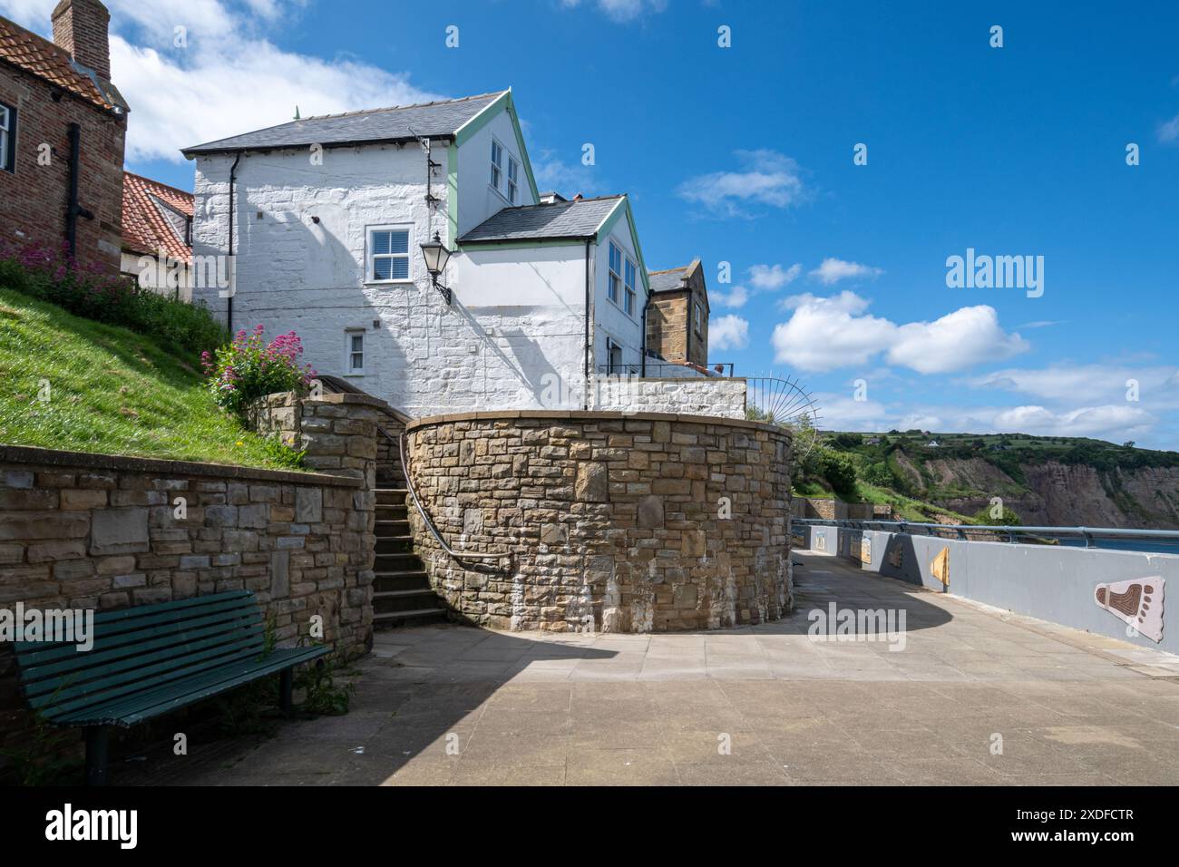 Vue de Robin Hood's Bay, un joli village de pêcheurs dans le Yorkshire du Nord, Angleterre, Royaume-Uni, avec les mosaïques murales Banque D'Images