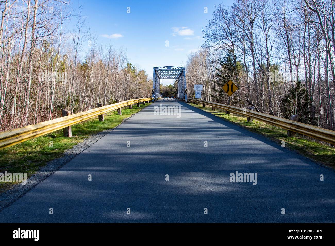 Pont à véhicules, anciennement pont ferroviaire, à Laurie Park à Oakfield, Nouvelle-Écosse, Canada Banque D'Images Pont à véhicules, anciennement pont ferroviaire, à Laurie Park à Oakfield, Nouvelle-Écosse, Canada Banque D'Images
