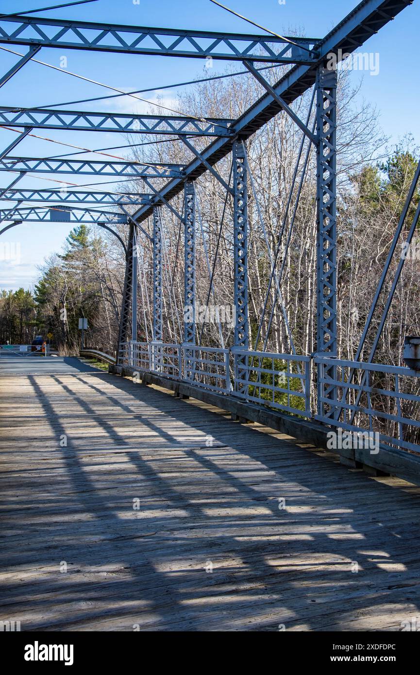 Pont à véhicules, anciennement pont ferroviaire, à Laurie Park à Oakfield, Nouvelle-Écosse, Canada Banque D'Images