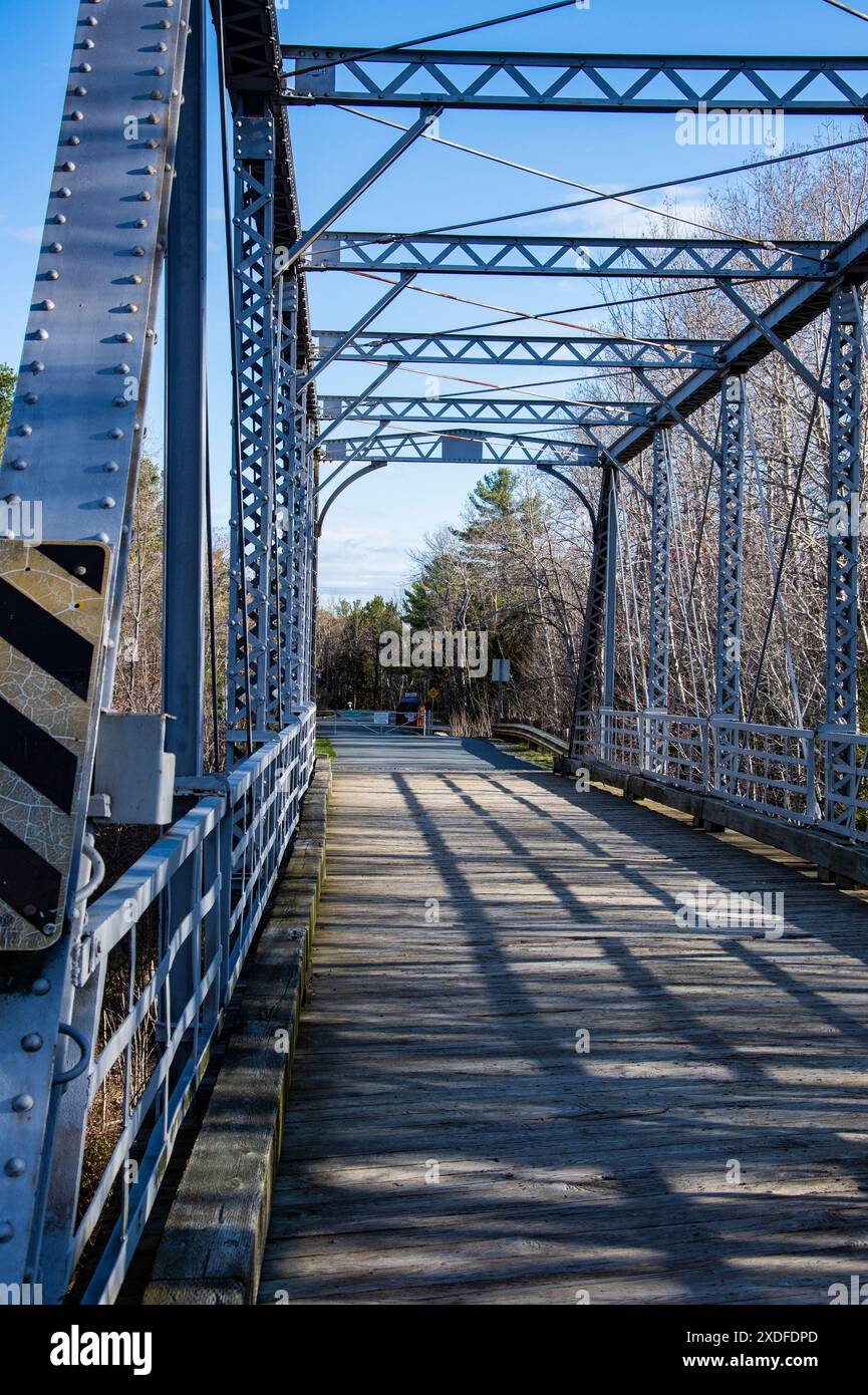 Pont à véhicules, anciennement pont ferroviaire, à Laurie Park à Oakfield, Nouvelle-Écosse, Canada Banque D'Images Pont à véhicules, anciennement pont ferroviaire, à Laurie Park à Oakfield, Nouvelle-Écosse, Canada Banque D'Images