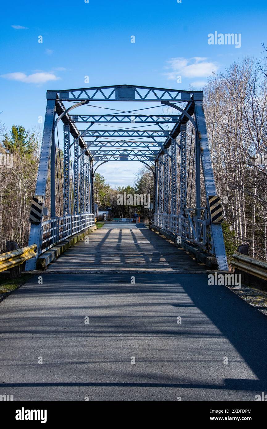Pont à véhicules, anciennement pont ferroviaire, à Laurie Park à Oakfield, Nouvelle-Écosse, Canada Banque D'Images Pont à véhicules, anciennement pont ferroviaire, à Laurie Park à Oakfield, Nouvelle-Écosse, Canada Banque D'Images