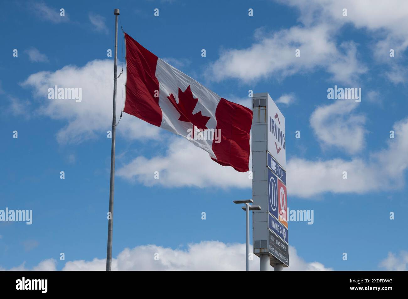 Drapeau canadien flottant à Irving Oil Big Stop à Aulac, Nouveau-Brunswick, Canada Banque D'Images