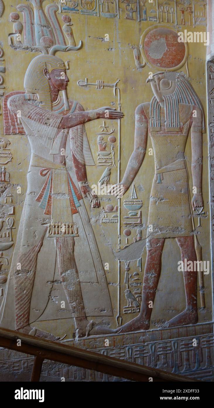 Roi avec Dieu, Merenptah s'adressant à Ra-Horakhty. La vallée des rois KV.8 Merenptah Banque D'Images