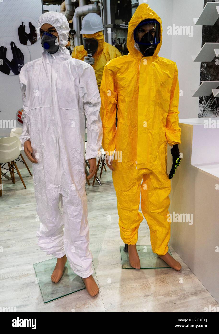 vêtements de protection spéciaux pour les femmes et les hommes travaillant pour les constructeurs, les travailleurs de l'industrie pétrolière et gazière sur des mannequins à l'exposition. Conformité avec SAFE Banque D'Images