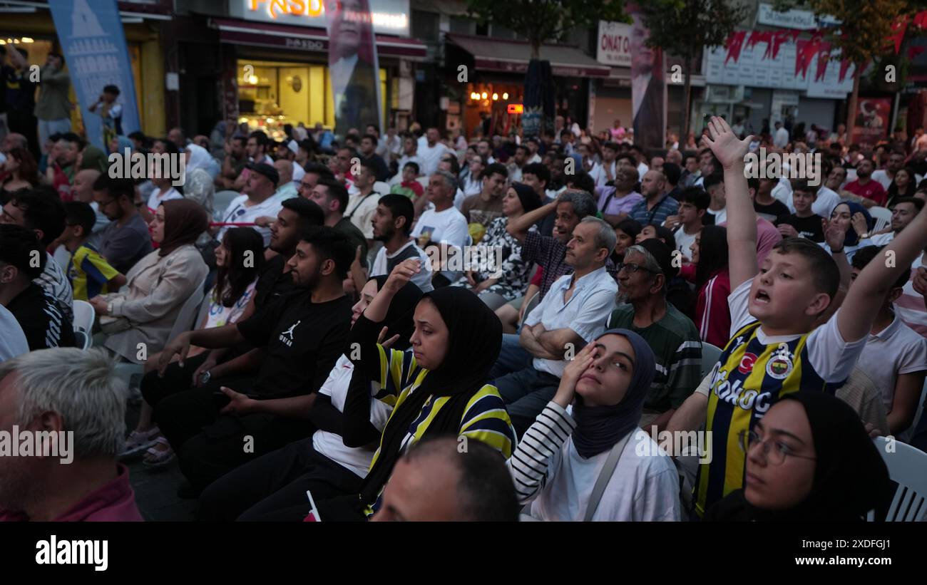 Istanbul, Istanbul, Turquie. 22 juin 2024. Les citoyens turcs ont regardé le match de football entre l'équipe nationale turque et l'équipe nationale portugaise dans le cadre du tournoi Euro 2024 organisé en Allemagne, qui s'est terminé par une victoire de 3-0 pour l'équipe nationale portugaise (crédit image : © Shady Alassar/ZUMA Press Wire) USAGE ÉDITORIAL SEULEMENT! Non destiné à UN USAGE commercial ! Crédit : ZUMA Press, Inc/Alamy Live News crédit : ZUMA Press, Inc/Alamy Live News Banque D'Images