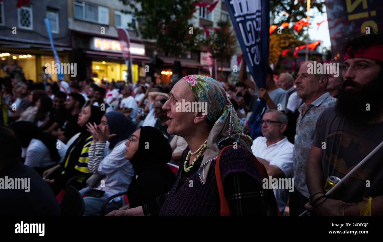 Istanbul, Istanbul, Turquie. 22 juin 2024. Les citoyens turcs ont regardé le match de football entre l'équipe nationale turque et l'équipe nationale portugaise dans le cadre du tournoi Euro 2024 organisé en Allemagne, qui s'est terminé par une victoire de 3-0 pour l'équipe nationale portugaise (crédit image : © Shady Alassar/ZUMA Press Wire) USAGE ÉDITORIAL SEULEMENT! Non destiné à UN USAGE commercial ! Crédit : ZUMA Press, Inc/Alamy Live News crédit : ZUMA Press, Inc/Alamy Live News Banque D'Images