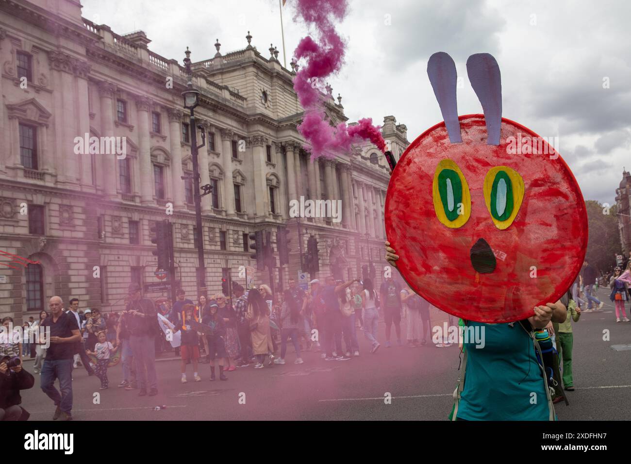 Londres, Royaume-Uni. 22 juin 2024. Différents groupes environnementaux se réunissent pour la marche et le rassemblement Restore nature Now. Une personne tient une chenille affamée et une fusée fumante sur la place du Parlement. Crédit : James Willoughby/Alamy Live News Banque D'Images