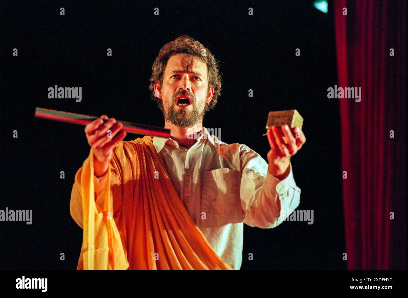 René Linnenbank (Sarastro) dans LA FLÛTE MAGIQUE présentée par Opera Factory au Queen Elizabeth Hall (QEH), Southbank Centre, Londres SE1 04/09/1996 musique : Wolfgang Amadeus Mozart livret : Emanuel Schikaneder arrangement orchestral : Jonathan Dove Chef d'orchestre : Nicholas Kok cirque & consultant en mouvement : Deborah Pope consultant en magie : Ali Bongo costumes : Lisa Shanley éclairage: Ian Sommerville Set design & réalisateur : David Freeman Banque D'Images