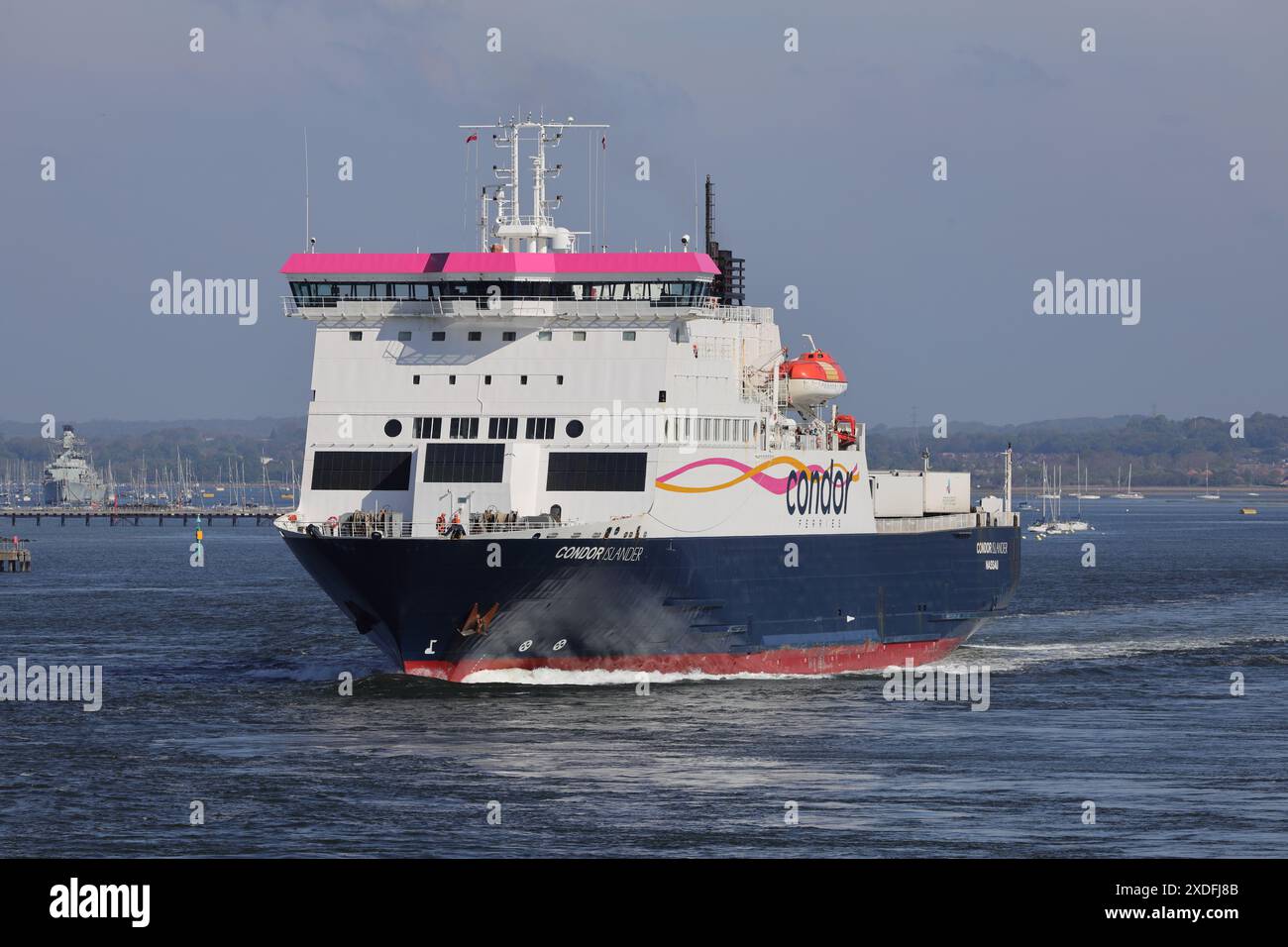Le navire Condor Ferries MV CONDOR ISLANDER commence son voyage du continent aux îles Anglo-Normandes Banque D'Images