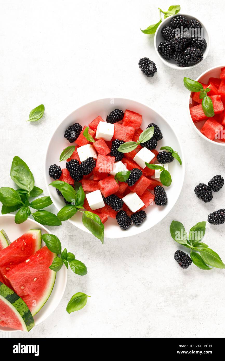 Salade de pastèque avec fromage feta, mûre et basilic frais, vue de dessus Banque D'Images