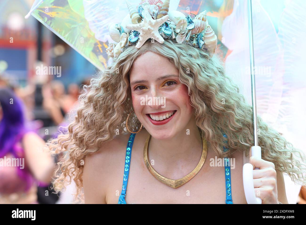 Brooklyn, États-Unis. 22 juin 2024. Les gens s'habillent en costumes et défilent dans la Parade des sirènes sur Surf Avenue à Coney Island, New York, le 22 juin 2024. Fondé en 1983, cet événement rend hommage au mardi gras oublié de Coney Island, une tradition qui a duré de 1903 à 1954. Les participants enfilent des créatures marines et des tenues sur le thème nautique, créant une expérience merveilleusement farfelue et unique. (Photo de Gordon Donovan) crédit : NurPhoto SRL/Alamy Live News Banque D'Images