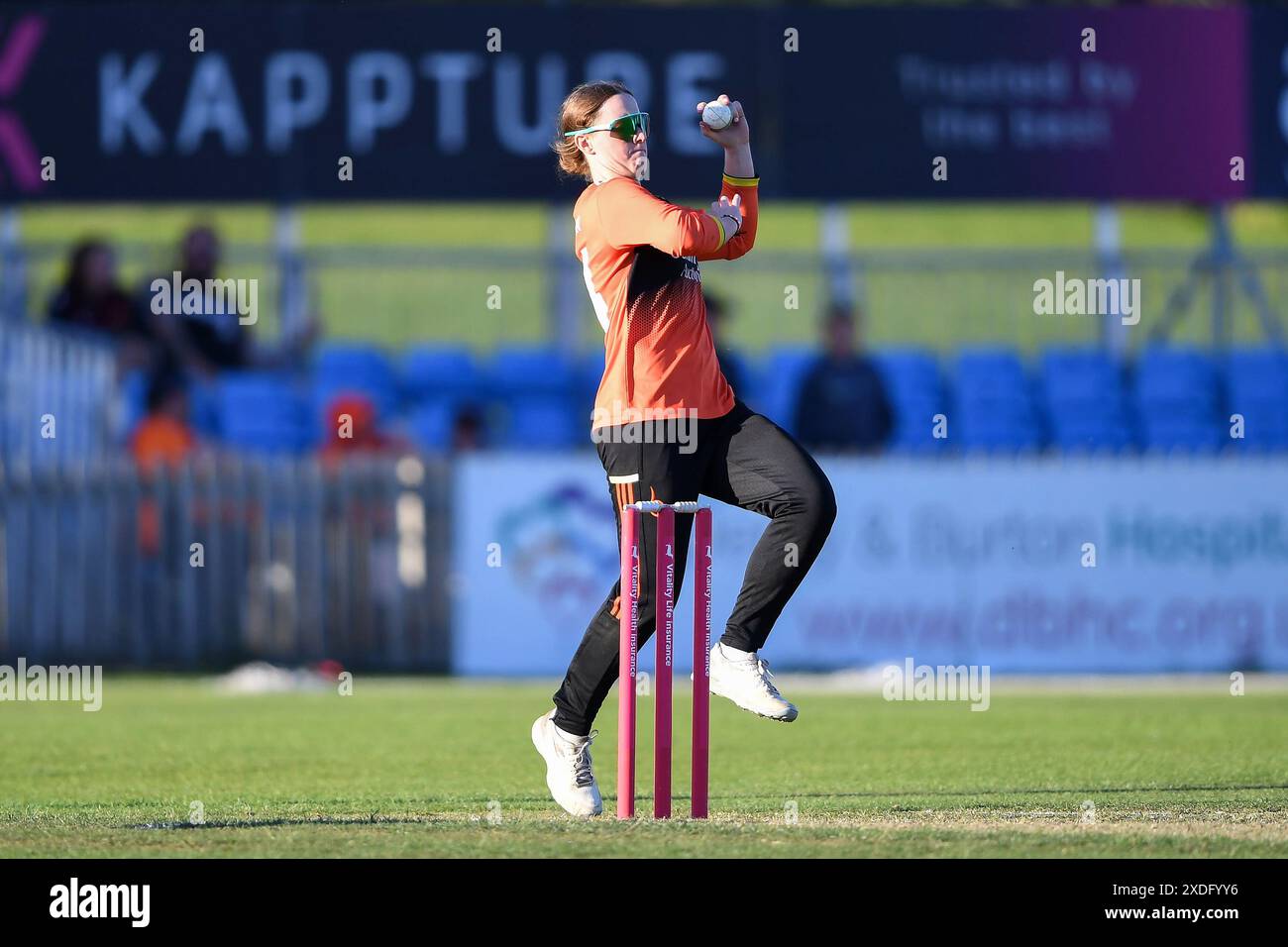 Derby, Royaume-Uni. 22 juin 2024. Kirstie Gordon du bowling Blaze lors du match final de la Charlotte Edwards Cup entre les Blaze et les South East Stars au County Ground. Crédit : Dave Vokes/Alamy Live News Banque D'Images