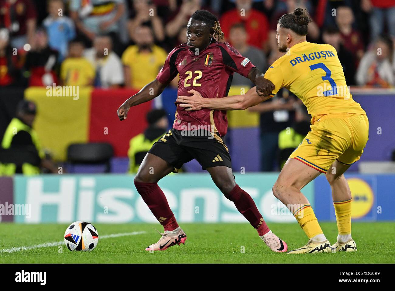 Cologne, Allemagne. 22 juin 2024. Jeremy Doku (22 ans) de Belgique combattant pour le ballon avec Radu Dragusin (3 ans) de Roumanie lors d'un match de football entre les équipes nationales de Belgique, appelé les Red Devils et la Roumanie lors de la deuxième journée du Groupe E dans la phase de groupes du tournoi UEFA Euro 2024, le samedi 22 juin 2024 à Cologne, Allemagne . Crédit : Sportpix/Alamy Live News Banque D'Images