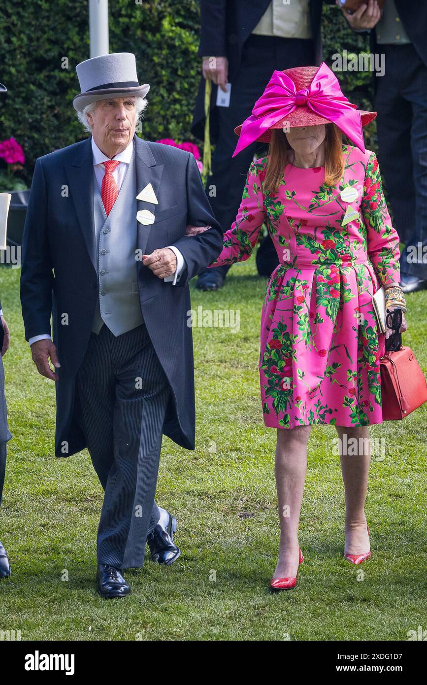 Ascot, Royaume-Uni. 22 juin 2024. Henry Winkler acteur américain, comédien, auteur, producteur et réalisateur probablement mieux connu pour jouer la Fonze dans la sitcom américaine Happy Days dans les années 70 et 80 était à Royal Ascot aujourd'hui pour présenter un trophée. Avant de le faire, il a été présenté à la reine et les deux ont bavardé pendant un certain temps en riant et en plaisantant. M. Winkler était accompagné de son épouse Stacey Weitzman ils sont mariés depuis 46 ans crédit : David Betteridge/Alamy Live News Banque D'Images