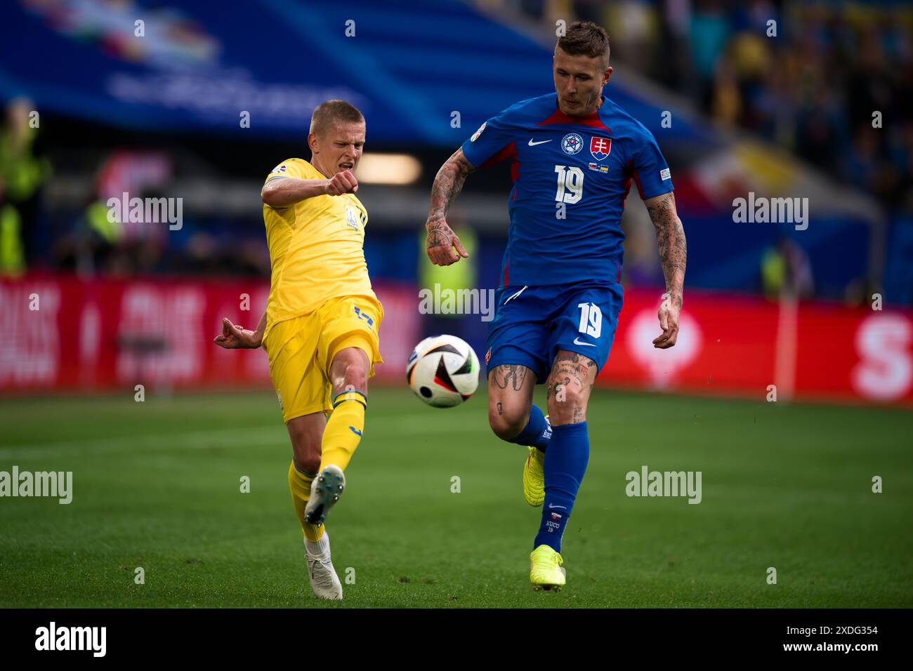 Dusseldorf, Allemagne. 21 juin 2024. Oleksandr Zinchenko, d’Ukraine, concourt pour le ballon avec Juraj Kucka, de Slovaquie, lors du match de football en phase de groupes de l’UEFA EURO 2024 opposant la Slovaquie et l’Ukraine. Crédit : Nicolò Campo/Alamy Live News Banque D'Images